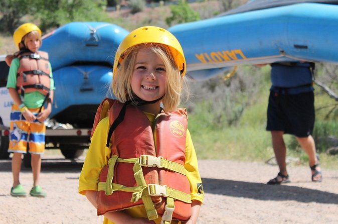 2-Hours Glenwood Springs Short and Mild Family Raft Trip - The safety talk and guide briefing