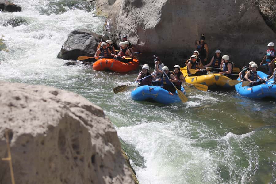 Arequipa: Rio Chili Rafting Tour with Snack - The safety briefing before the first rapid