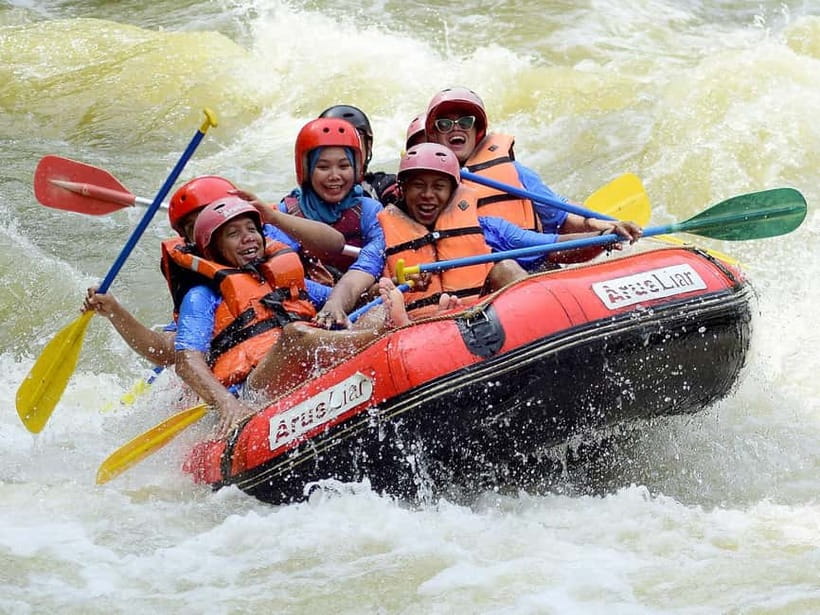 Bali: Ayung River Whitewater Rafting Adventure with Lunch - The first rapids bring the group together
