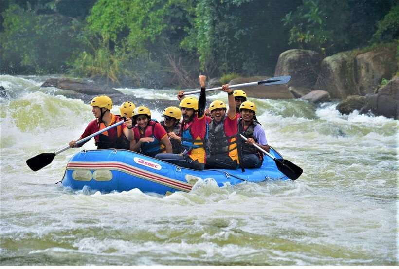 Colombo/ Negombo: Kithulgala White Water Rafting Adventure - Getting ready beside the Kelani River