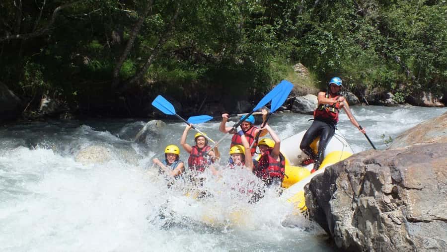 Cusco - Urubamba River Rafting - The guide team and the safety setup