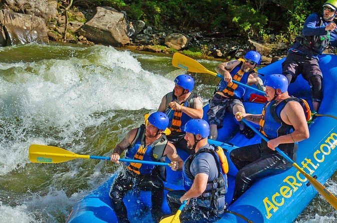 Fall Upper Gauley Full Day Whitewater Rafting - Why every raft having a guide matters