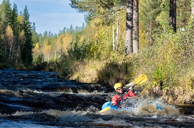 Family Packraft tour in Sälen - A snack break when the group needs it