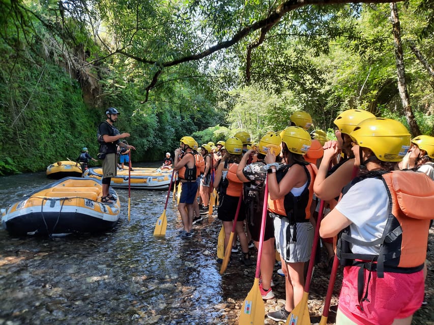 Family rafting in the Pollino National Park - Safety instruction before the first paddle