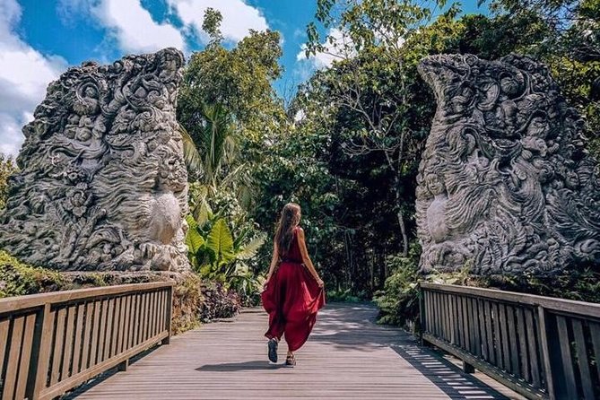 Full-Day Tour: White Water Rafting and Highlight of Ubud with All-inclusive - A focused hour at the Sacred Monkey Forest