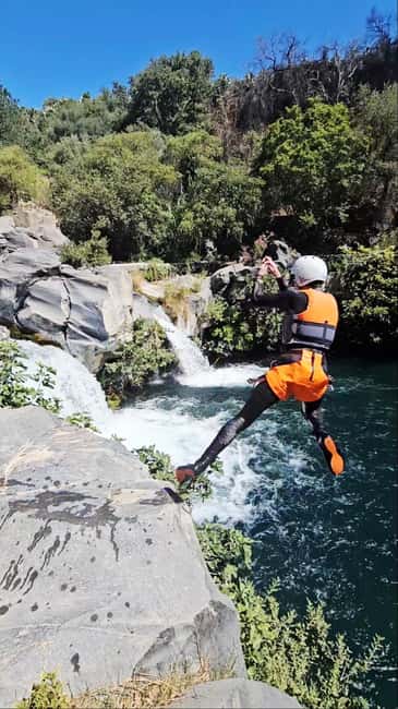 Gole Alcantara: Body Rafting, Scivoli e Tuffi nel Fiume - The first choice: jump or natural slide