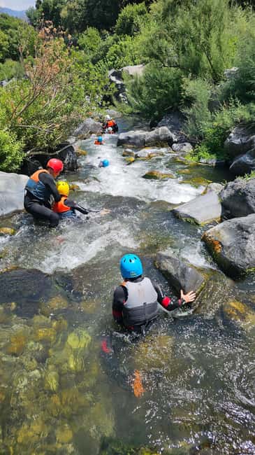 Gole Alcantara: Body Rafting, Scivoli e Tuffi nel Fiume - Getting fitted for the river