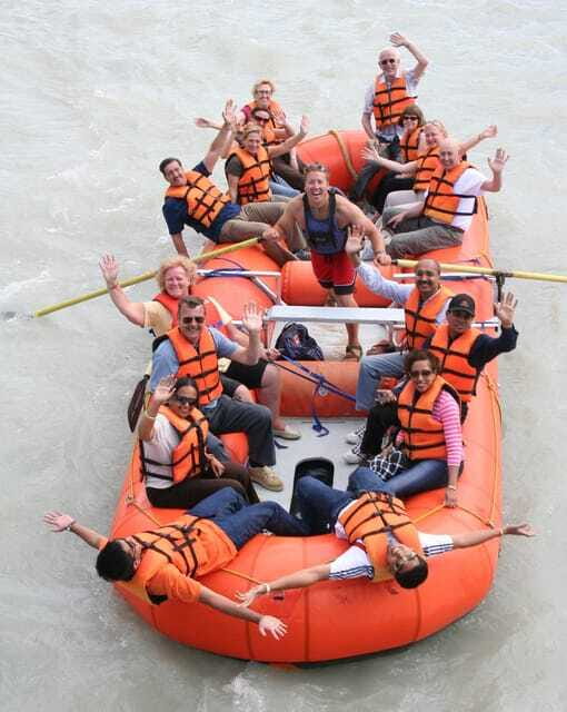 Jasper: Jasper National Park Easy 2-Hour Rafting Trip - From the bus to the raft launch