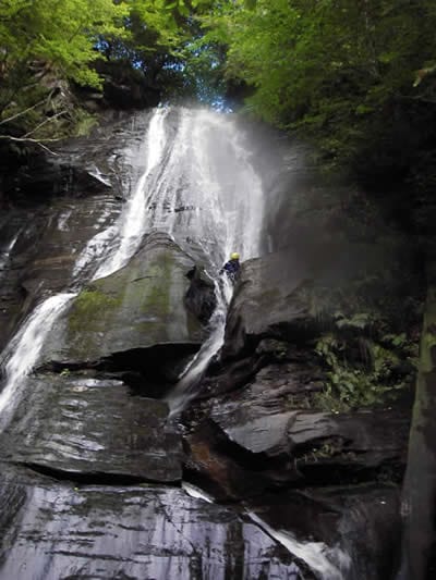 Join Splash White Water Rafting Canyoning Tour - Why Keltneyburn Falls works for first-time canyoning