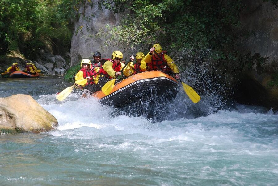 Lao River: 11 Km Classic Rafting medium descent - Paddling 11 kilometers through the gorges