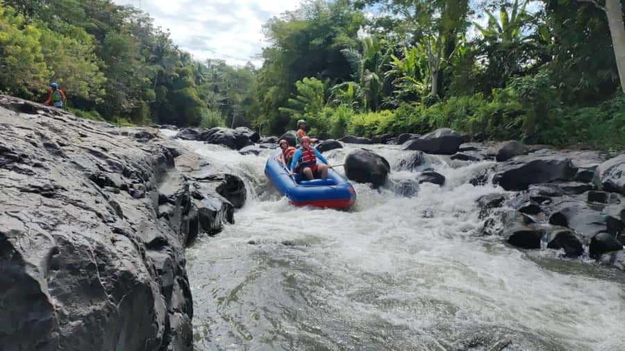 Lombok : white water rafting- best adventure experience - The river ride: rapids, calmer water, and jungle views