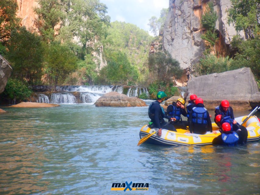 Montanejos: Guided Whitewater Rafting Adventure - Riding through the Estrecho de Chillapájaros