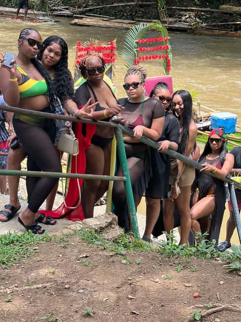Montegobay: Rafting Tour with Limestone Massage - A quiet hour on Jamaica’s Great River