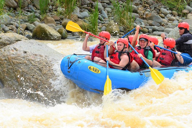 Naranjo River White Rafting Clas III-IV from Manuel Antonio - Fast water on the Savegre route
