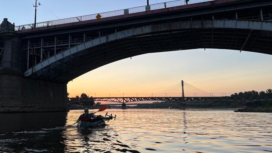 Packrafting kayaking guided tour Vistula river Warsaw Poland - Following the Vistula toward the city