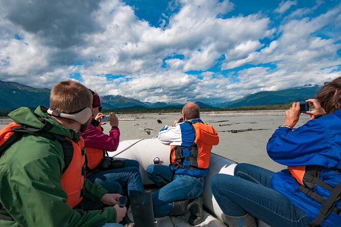 Private Group Eagle Preserve Float Trip in Haines - The riverside picnic at Haines Rafting Company