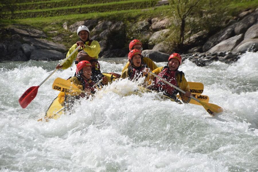 Rafting Classic, with Extreme Waves - The safety lesson before the launch