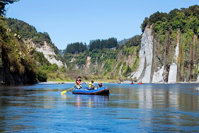 The Awesome Scenic Rafting Adventure - Full Day Rafting on the Rangitikei River - A riverside picnic in the middle of the day