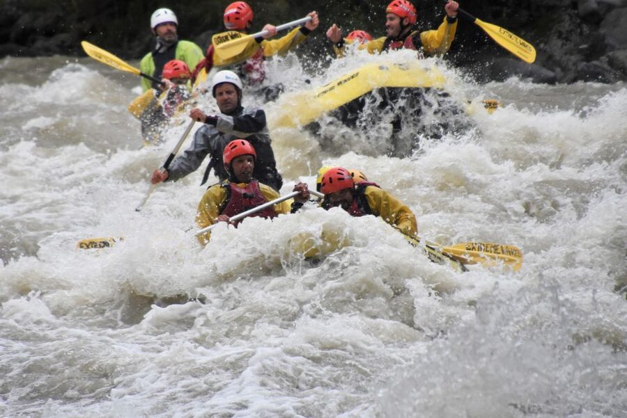 The best rafting trip in Val di sole with Extreme Waves - The safety lesson and crew practice