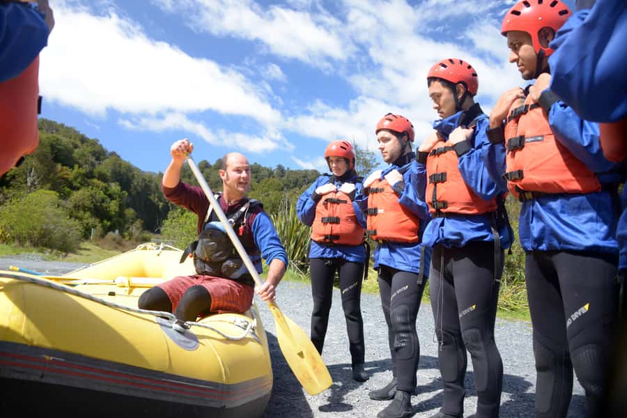Tongariro River: Grade 3 Whitewater Rafting - Guides, safety, and group teamwork