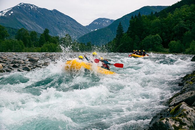 White Water Rafting in Valldøla - The opening rapids and waves