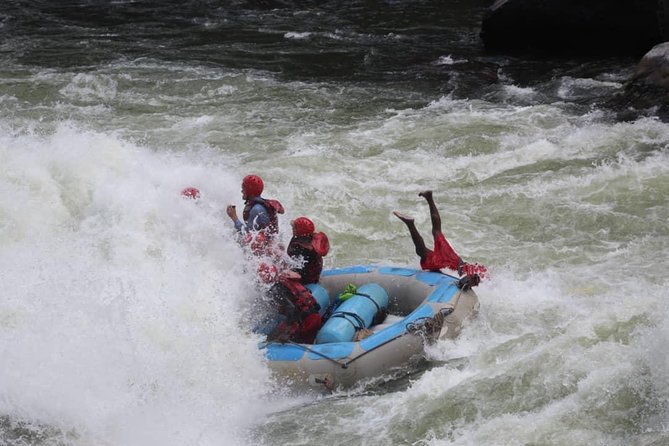 White Water Rafting in Zimbabwe - How the raft is handled on the rapids