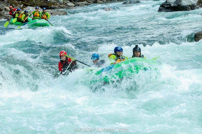 Whitewater Rafting Grade 3 to 4 - Safety training before the first rapid