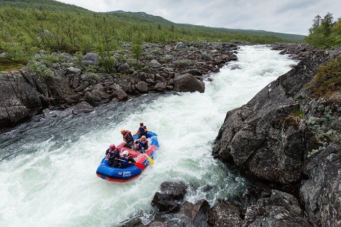 Wild Viking Rafting on Numedalslågen River - level 3 - Taking on the Numedalslågen near Dagali